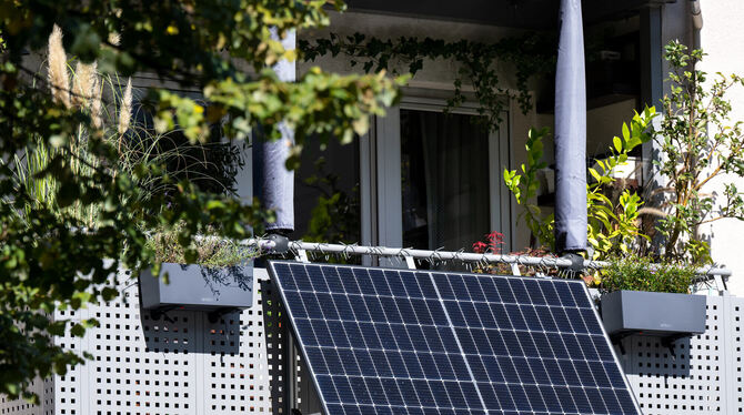 Ein Stecker-Solargerät, auch Balkonkraftwerk genannt, kann nicht nur am Balkon angebracht werden.  FOTO: HOPPE/DPA