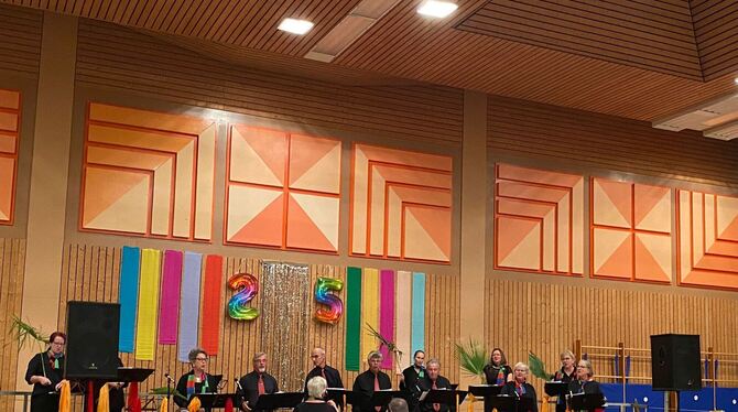 Palmenwedel und Löwenkinder bei »Der Löwe schläft heut Nacht«.  FOTO: VEREIN