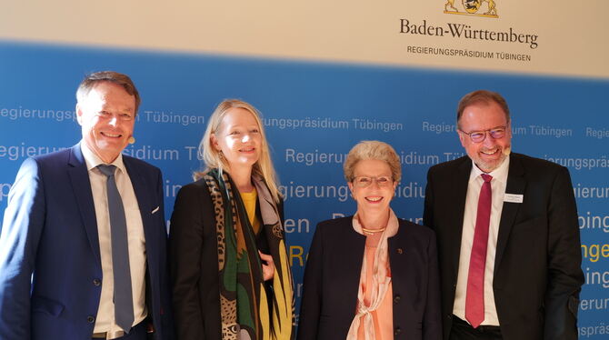 Regierungspräsident Klaus Tappeser (von links), Ministerin für Umwelt, Klima und Energiewirtschaft, Thekla Walker, ehemalige Reu