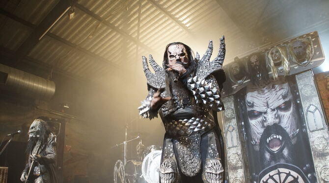 Lust an bizarren Verkleidungsspektakeln: Tomi Putaansuu alias »Mr. Lordi« beim Auftritt im LKA Longhorn.  FOTO: ZIMMERMANN