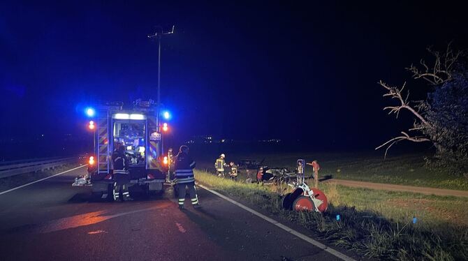 Zahlreiche Rettungskräfte der Feuerwehr waren bei dem schweren Autounfall bei Kusterdingen im Einsatz.