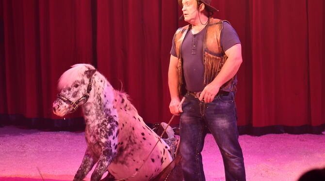 Roy Quaiser als Lonesome Cowboy mit Pony im Sitzstreik. Die Kinder unter den Zuschauern sind begeistert.  FOTOS: MEYER
