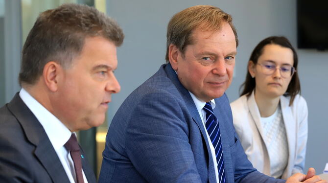 Präsident Christian Otto Erbe (links), Hauptgeschäftsführer Wolfgang Epp und Konjunkturexpertin Maleen von Au von der Industrie-