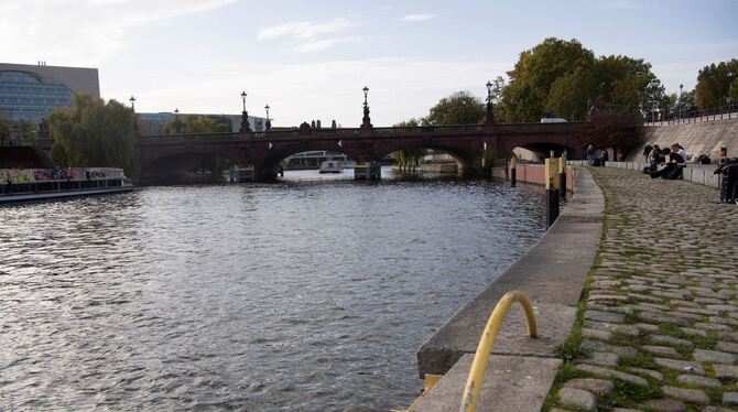 Schulklasse hilft - Mann und Hund aus der Spree gerettet Schulklasse hilft - Mann und Hund aus der Spree gerettet