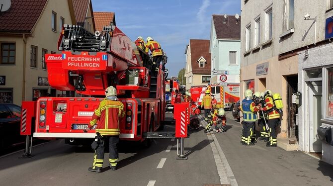 Kein offenes Feuer und kein Rauch in der Straße zu sehen - der steckte im Haus in der Pfullinger Marktstraße.