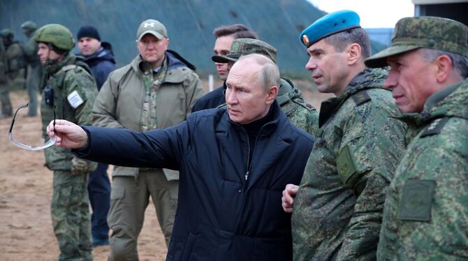 Putin mit Soldaten