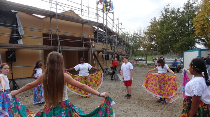 Farbenfrohe Kostüme beim Richtfest des neuen Jugendzentrums.  FOTO: JOCHEN