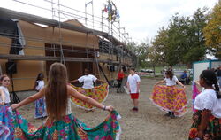 Farbenfrohe Kostüme beim Richtfest des neuen Jugendzentrums.  FOTO: JOCHEN