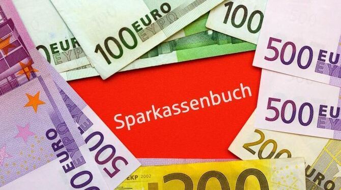Viele Sparer in Deutschland machen einen Bogen um Aktien. Sie legen ihr Geld trotz mickriger Zinsen lieber risikoarm an. Foto