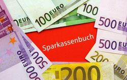 Viele Sparer in Deutschland machen einen Bogen um Aktien. Sie legen ihr Geld trotz mickriger Zinsen lieber risikoarm an. Foto