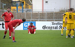 Tristesse beim SSV Reutlingen (von links: Andreas Schilowez, Nils Staiger, Muhamed Sanyang), Jubel beim Freiburger FC.  FOTO: BA