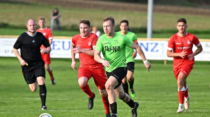 Nehrens Marco Binder (grünes Trikot) läuft Fabian Schmid (links) vom TSV Ofterdingen davon. FOTO: PIETH