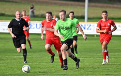 Nehrens Marco Binder (grünes Trikot) läuft Fabian Schmid (links) vom TSV Ofterdingen davon. FOTO: PIETH