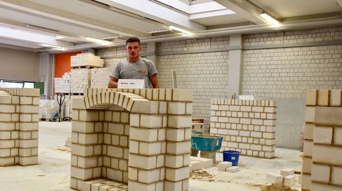 Josef Berisha ist 1. Kammersieger im Maurerhandwerk.  FOTO: PRIVAT