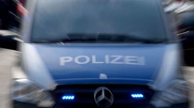 Ein Polizeiwagen mit eingeschaltetem Blaulicht