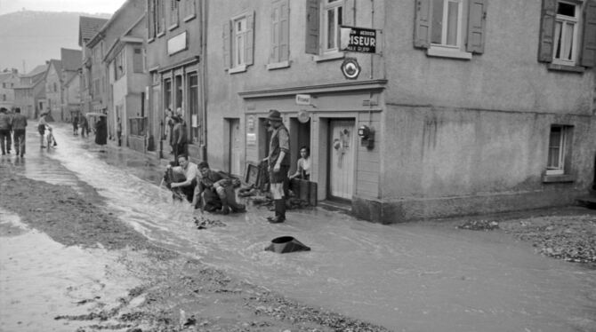 Um diese Ecke macht seit Jahrzehnten kein Hochwasser einen Bogen. Am 1. Juli 1953 läuft das Wasser von der Klosterstraße in die