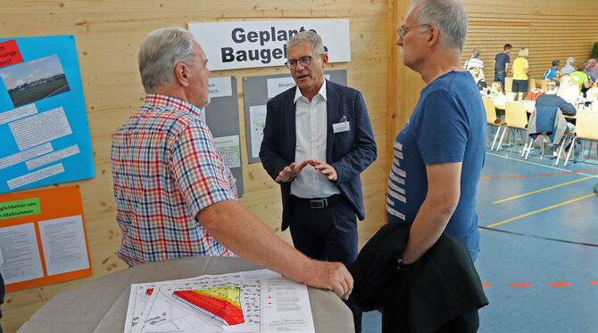 Bürgermeister Jochen Zeller (Mitte) stand auch bei kritischen Fragen Rede und Antwort.  FOTO: BLOCHING