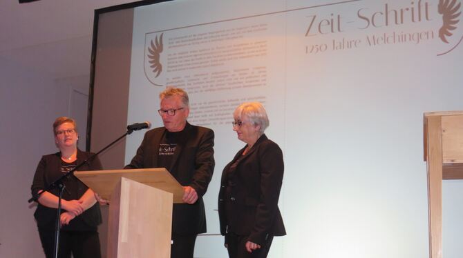 Sina Bauer,  Helmut Viesel und Waltraud Barth-Lafargue (von links) stellen die  Melchinger  »Zeit-Schrift« vor.  FOTO: BARTH