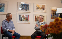Auf der kleinen Bühne im Café Miteinander: Edgar Mayer (links) und der Maler Graeme Nicholson im Gespräch.  FOTO: EBER