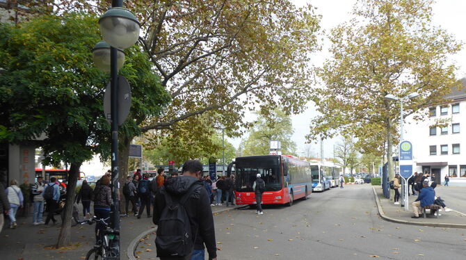 Großes Gedränge an der Haltestelle in Reutlingen.  FOTO: MAIER/VALVERDE