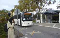 Eine Frau setzt schon mal ihren Mundnasenschutz auf, als der Bus nach Nürtingen in Tübingen einfährt. Dieser ersetzt noch bis zu