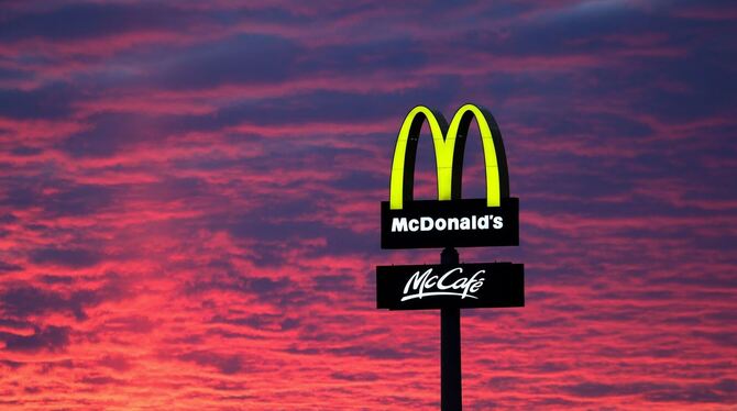 McDonald's-Logo vor Abendhimmel