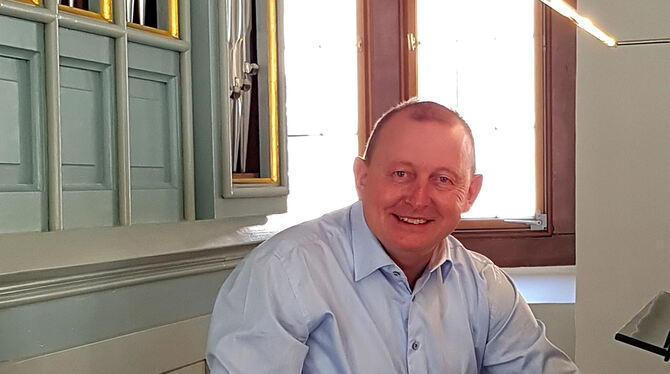 Organist Otto Maria Krämer im Orgelsaal der TU Darmstadt.  FOTO: PRIVAT