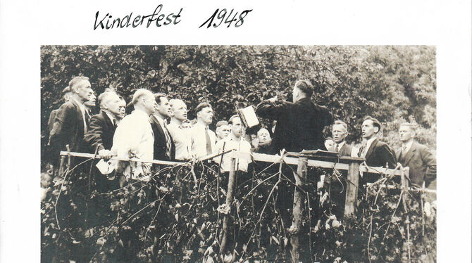 Auch schon zu früheren Zeiten umrahmte der Männerchor Veranstaltungen wie hier das Kinderfest 1948.  FOTOS: LIEDERTAFEL