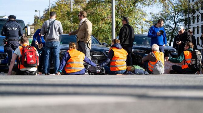 Klimaaktivisten kleben sich auf Straße in München fest