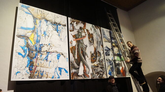 Pfarrer Martin Breitling und Künstler Markus Wilke bei der Installation des Triptychons in der Kohlstetter Marienkirche.  FOTO: