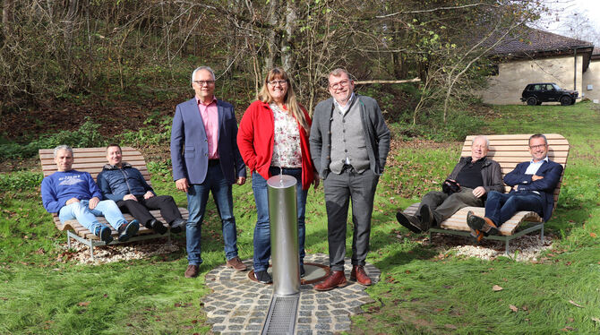 Inbetriebnahme des neuen Trinkbrunnens mit Wasserwärter Tobias König (von links), Alexander Fischer vom Zweckverband, die Bürge Inbetriebnahme des neuen Trinkbrunnens mit Wasserwärter Tobias König (von links), Alexander Fischer vom Zweckverband, die Bürge