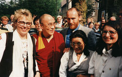 »Dieser Mann lässt keinen unberührt«: Der Buchautor bei einer Begegnung Mitte der 1990er-Jahre mit dem Dalai Lama.  FOTO: PRIVAT