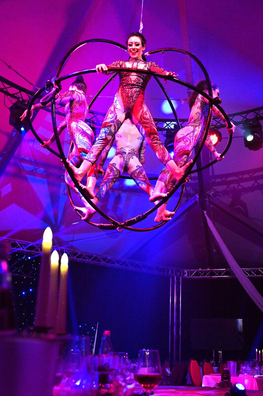 DinnerShows im Showpalast Tübingen Ein Fest für die Sinne Kreis