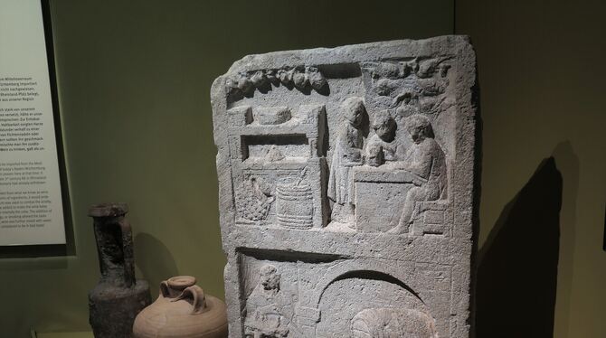 Relief mit Kaufladen und Weintransport: Trier, 3. Jahrhundert nach Christus. Daneben Weinamphoren aus dem 1. und 2. Jahrhundert