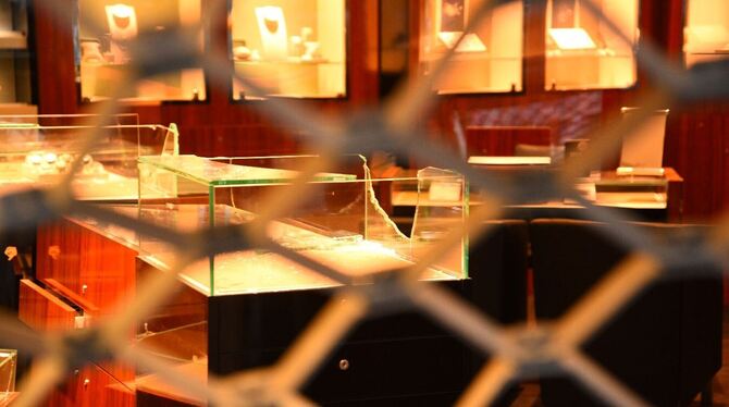 Diebe fahren mit Auto in Schaufenster von Juwelier