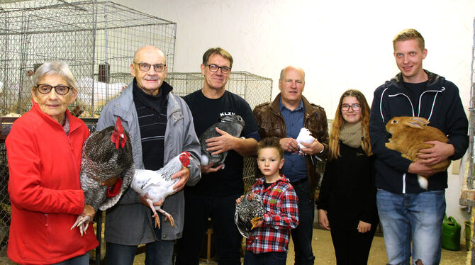 Die erfolgreichen Züchter des Kleintierzuchtvereins Lichtenstein und des Geflügelzuchtvereins Pfullingen mit ihren Stars.  FOTO: