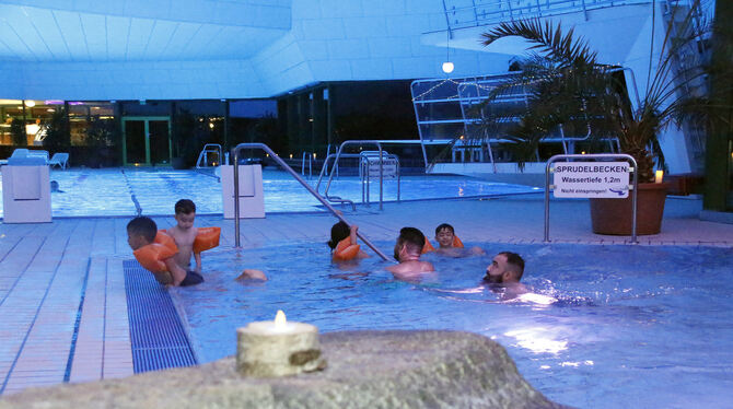 Das Candlelight-Schwimmen im Echazbad bei Kerzenschein in schummriger Atmophäre kam bei großen und kleinen Badegästen sehr gut a