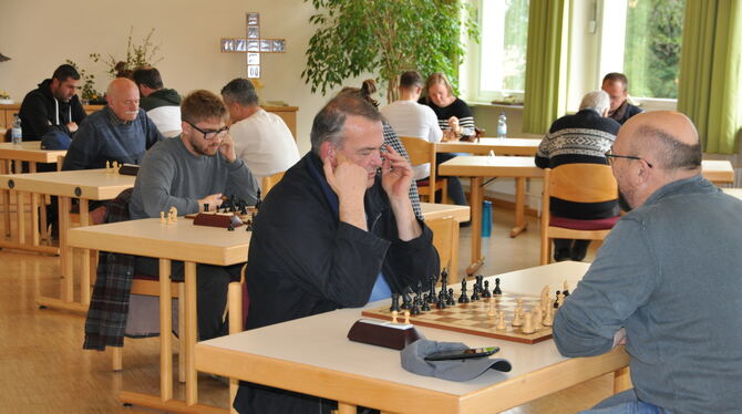 Konzentriert am Brett: Die Teilnehmer des ersten Sonnenbühler Schnellschachturniers in Undingen.  FOTO: BIMEK