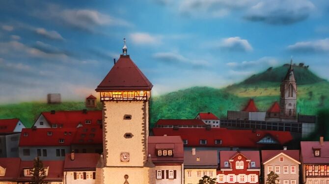 Fünfzigmal kleiner als die gebaute Realität: das Tübinger Tor mit acht Altstadthäusern.  FOTOS: SCHITZ