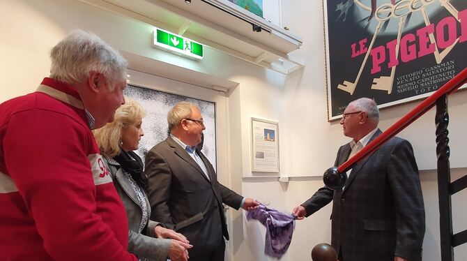 Nehmen gemeinsam das Tuch ab: Thomas Keck (links) und Adalbert Licek.