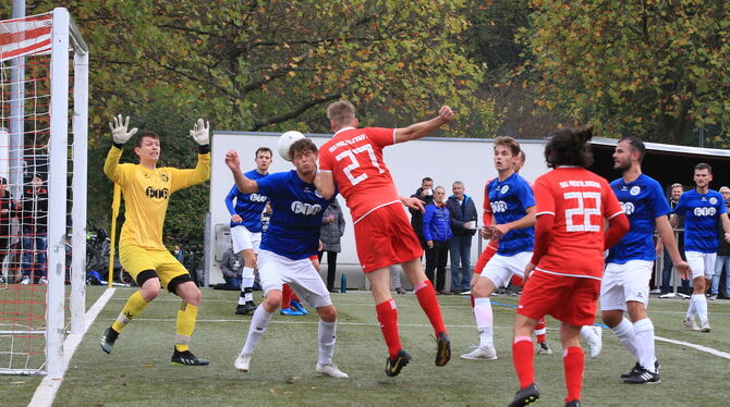 Hier erzielt SG Reutlingens Innenverteidiger Florian Stieb (Nummer 27) das 1:0 für die Orschel-Hagener. FOTO: REISNER