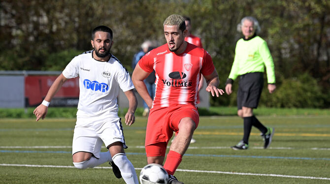 Omar Lahmidi El Founti (rechts) vom TV Unterhausen ist mit drei Treffern der Mann des Tages im Duell gegen die SG Reutlingen II.