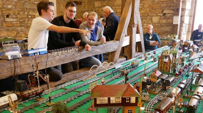 Große Resonanz auf kleine Eisenbahnwelten: Die Ausstellung in der Betzinger Zehntscheuer begeisterte die Besucher. FOTO: LEISTER