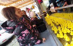 Nach der Schule geht’s auf den Martinimarkt: Kinder haben an Spielzeugständen oder beim Entenangeln Spaß.  FOTOS: FISCHER