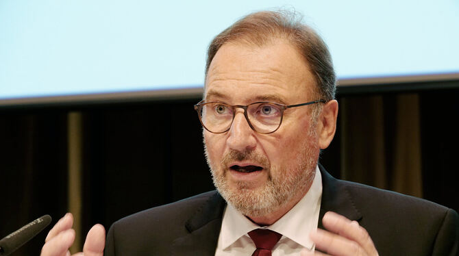 Der Tübinger Landrat Joachim Walter (CDU) fordert die Rücknahme des sogenannten Rechtskreiswechsels für ukrainische Geflüchtete.