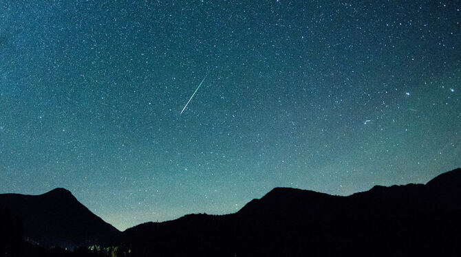 Eine Sternschnuppe leuchtet im November neben der Milchstraße am Himmel.  SYMBOLBILD: BALK/DPA