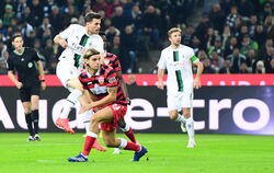 Borna Sosa (unten) hat beim 0:1 des Glagbachers Jonas Hofmann das Nachsehen. Gegen solche frühen Gegentore will VfB-Interimscoac