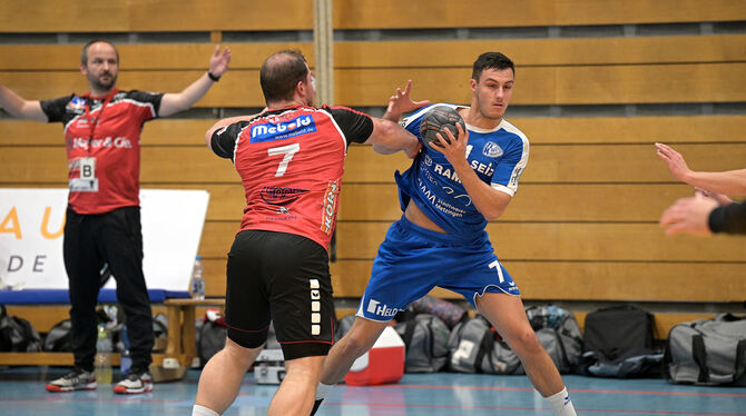 Manuel Bauer (rechts) trifft für den TV Neuhausen neun Mal.  FOTO: BAUR