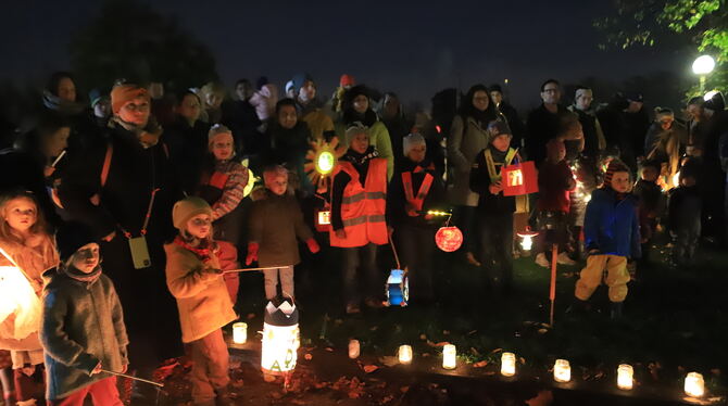 Viele Familien mit Kindern sind zum Laternenumzug und der Feuershow gekommen.
