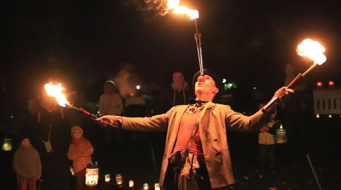 Clown Frieder Anders vom Zirkus Primel jonglierte mit Fackeln.  FOTOS: REISNER